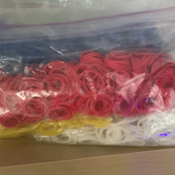 Rainbow loom and extra elastics - Picture 3 of 3